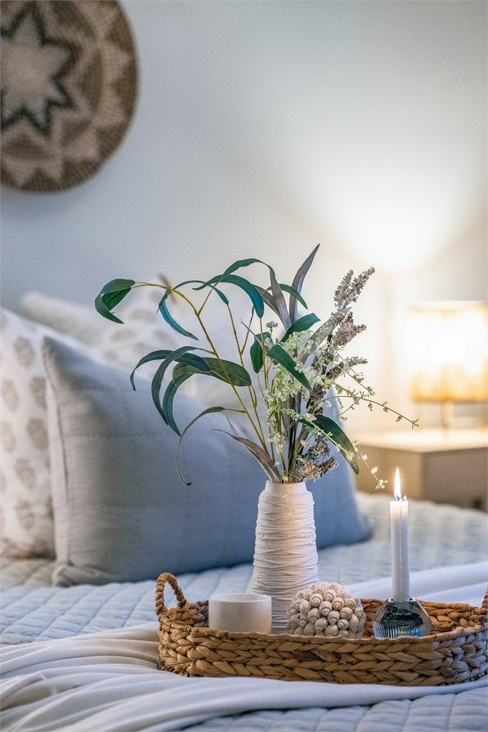 Soverommet har store vinduer med fransk balkong