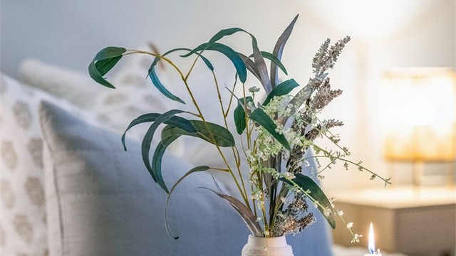Soverommet har store vinduer med fransk balkong