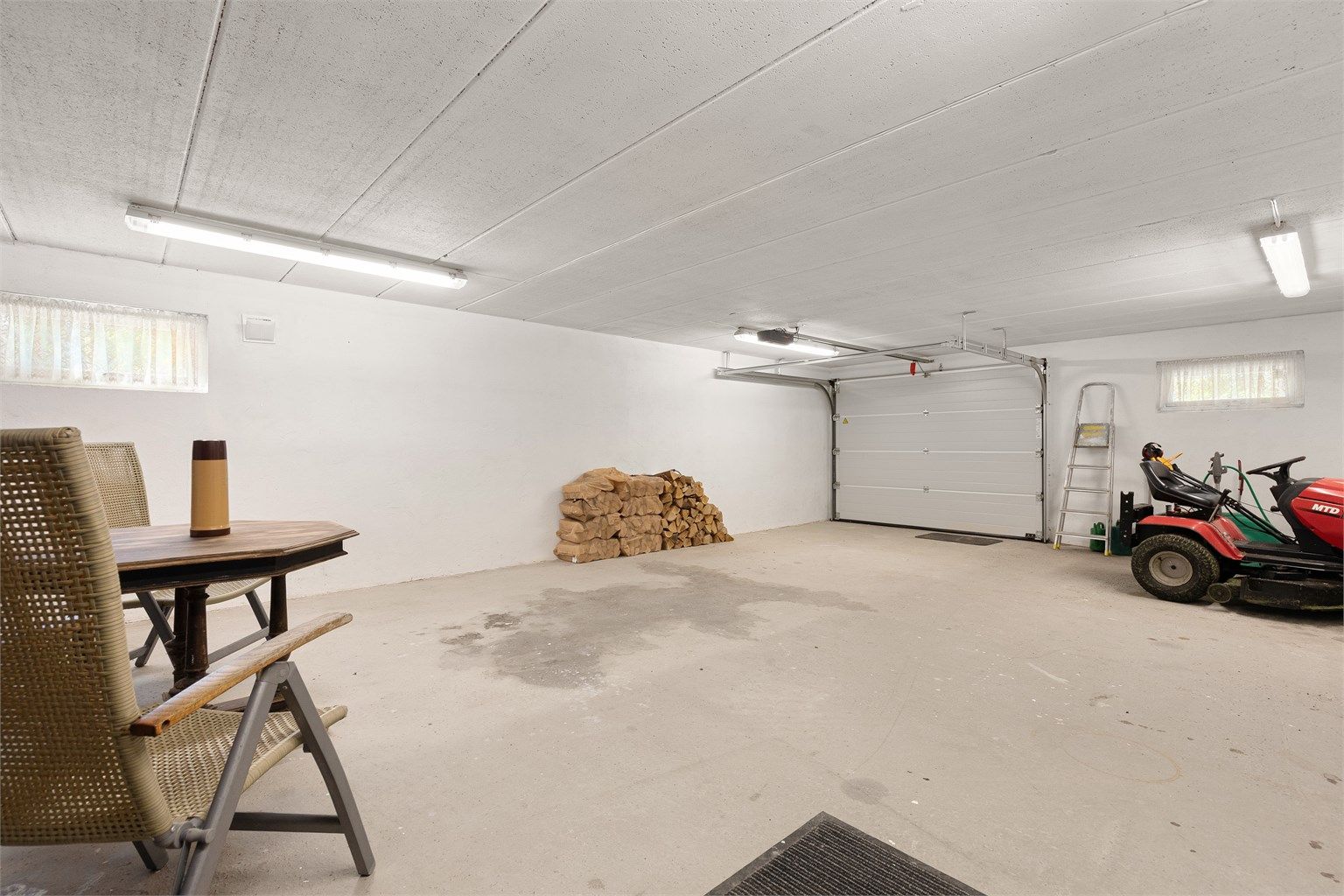 Stor rom i kjeller med mange muligheter 