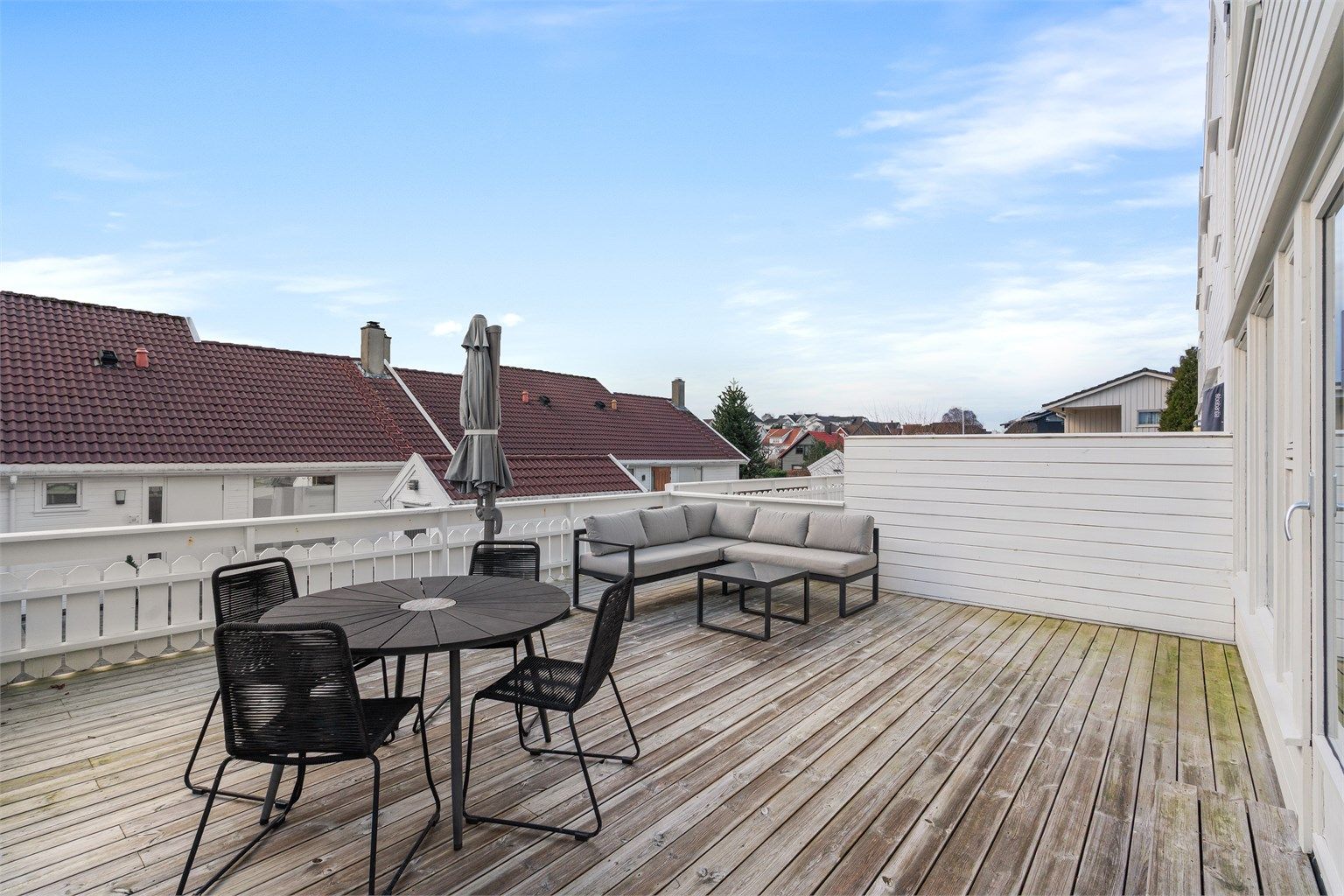 God plass til hagemøbler og grill på terrassen. 