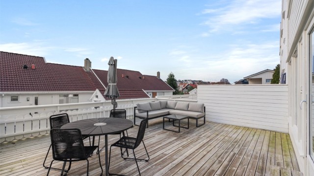 God plass til hagemøbler og grill på terrassen.