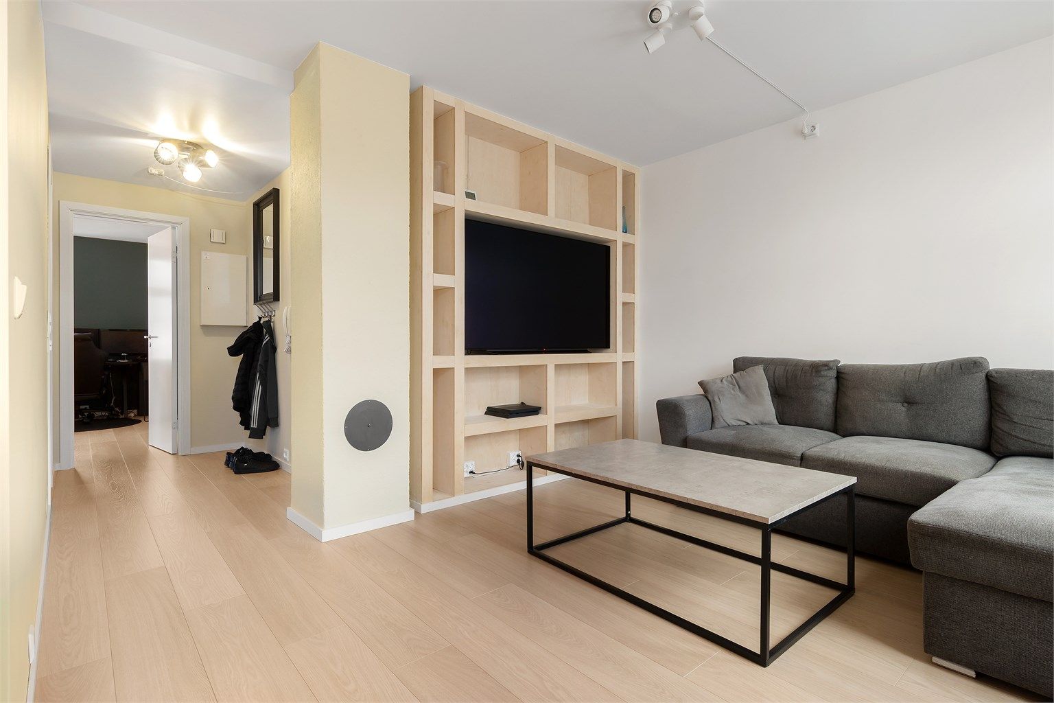 Stue med lyse overflater 