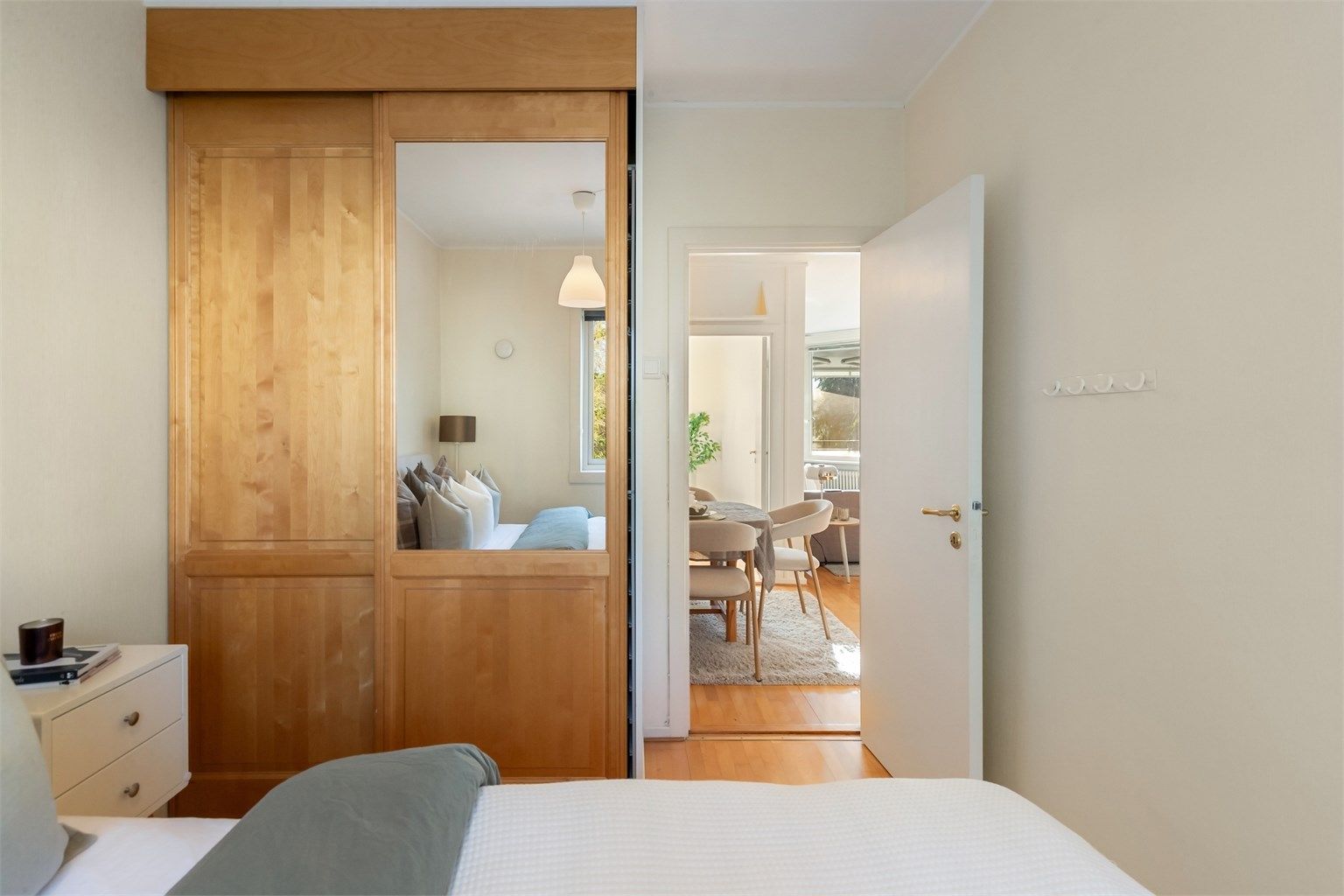 Romslig skyvedørsgarderobe for effektiv oppbevaring.