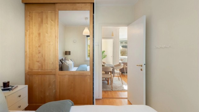 Romslig skyvedørsgarderobe for effektiv oppbevaring.