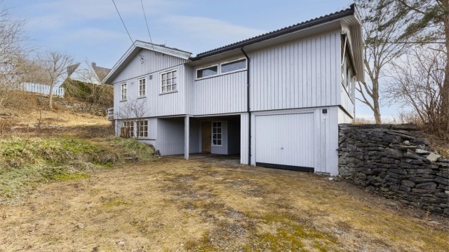 Praktisk garasje/carport i underdel av huset.