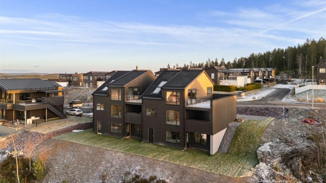 Enebolig med en attraktiv og høy beliggenhet på toppen av populære Løkenåsen.