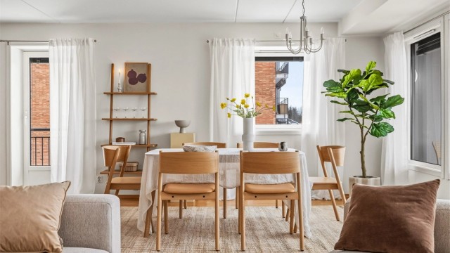 Stuen har god størrelse og vinduer med lys fra 2 sider. På den ene siden er det fransk balkong, og på den andre en romslig vestvendt terrasse.