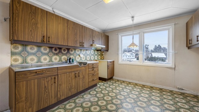 Kjøkkenet i første etasje har en eldre innredning med glatte fronter.