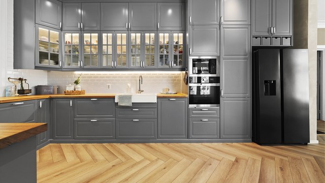 Kjøkkeninnredning fra IKEA fra 2025 med malte glatte fronter, laminert benkeplate og integrerte hvitevarer, herunder platetopp, stekeovn, mikrobølgeovn, oppvaskmaskin og frittstående kjøl-/fryseskap.