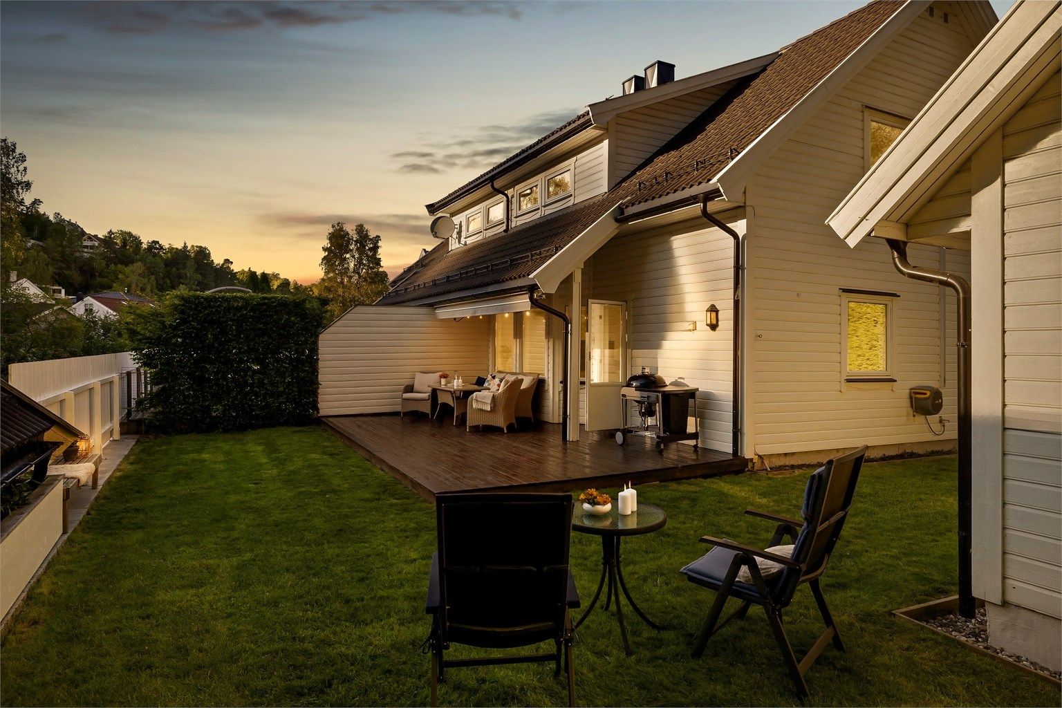 Sydvestvendt markterrasse på 26 kvm med hage.