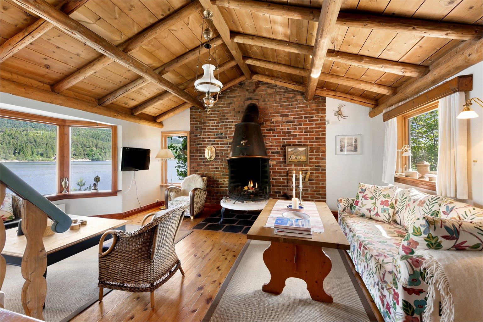 Stue med åpen peis og god takhøyde