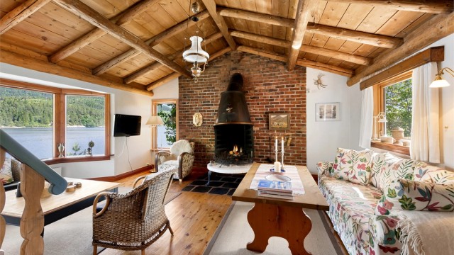 Stue med åpen peis og god takhøyde