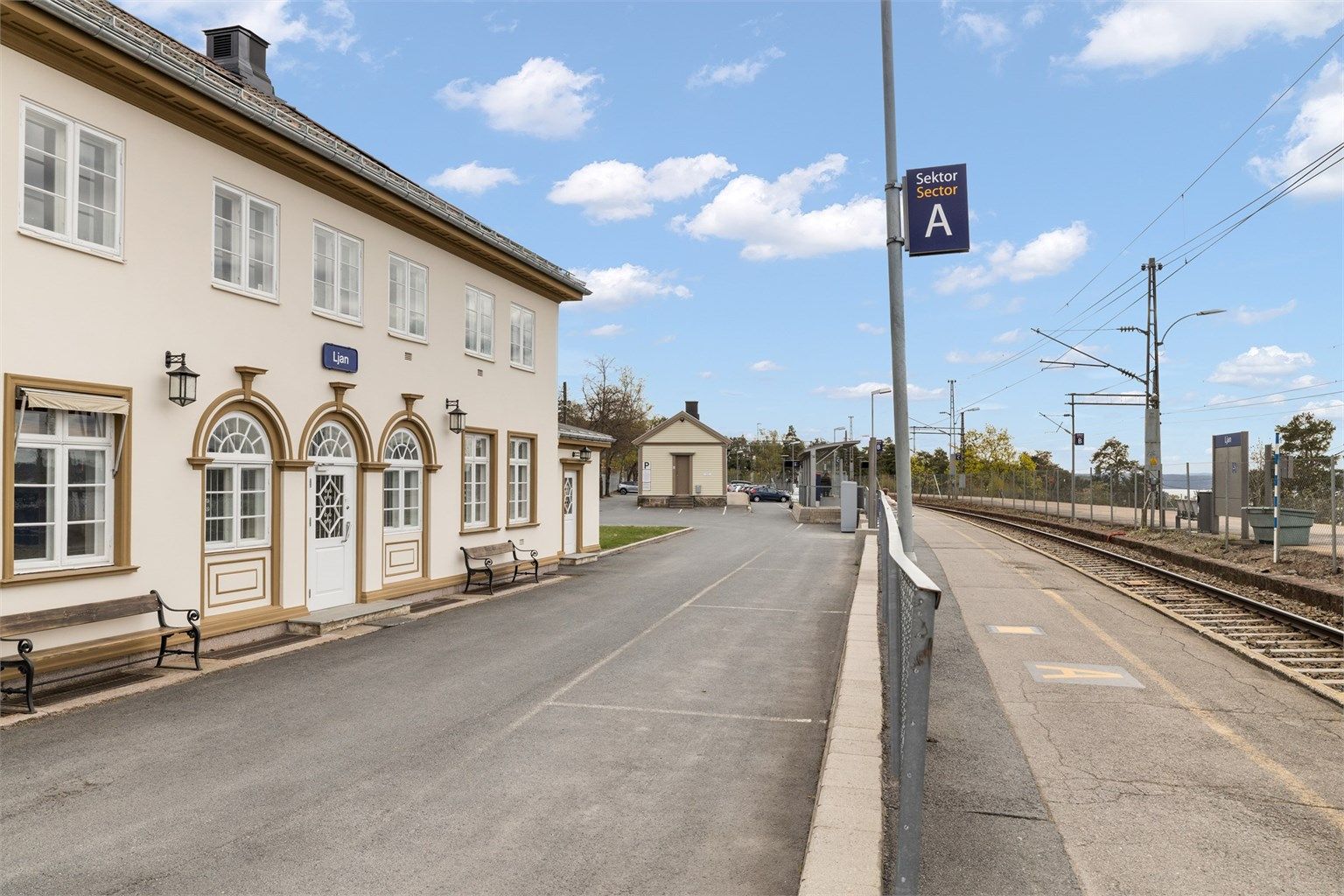 Kun noen få minutter å gå til både bussholdeplass og Ljan togstasjon