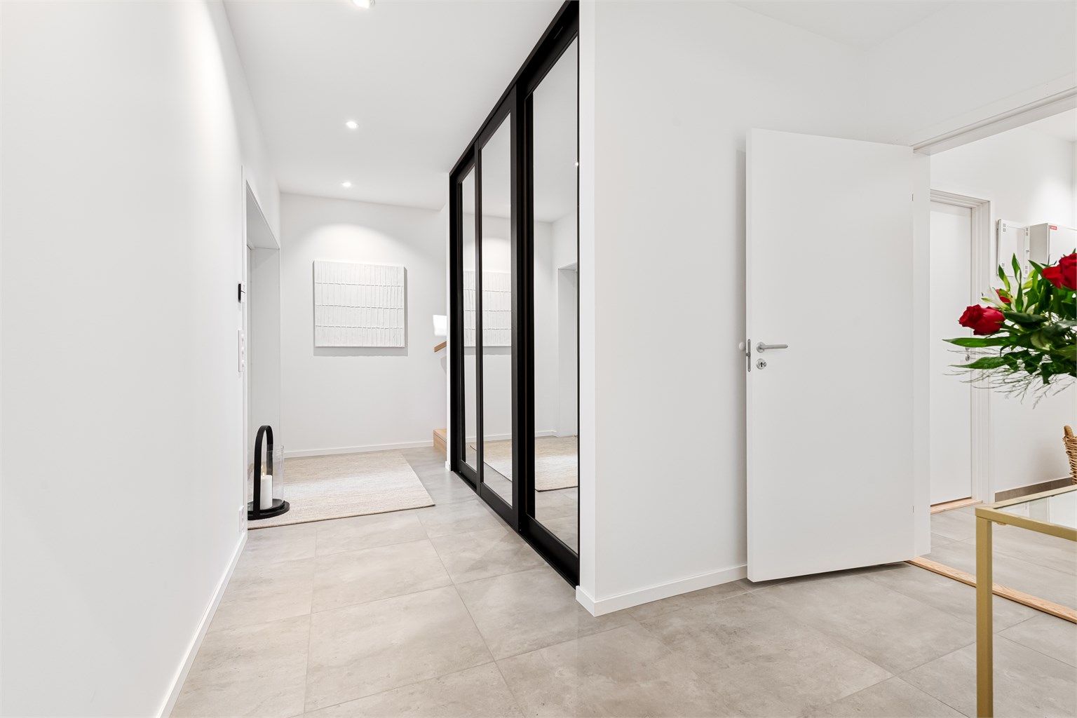 Flislagt hall/gang trapperom i underetasjen