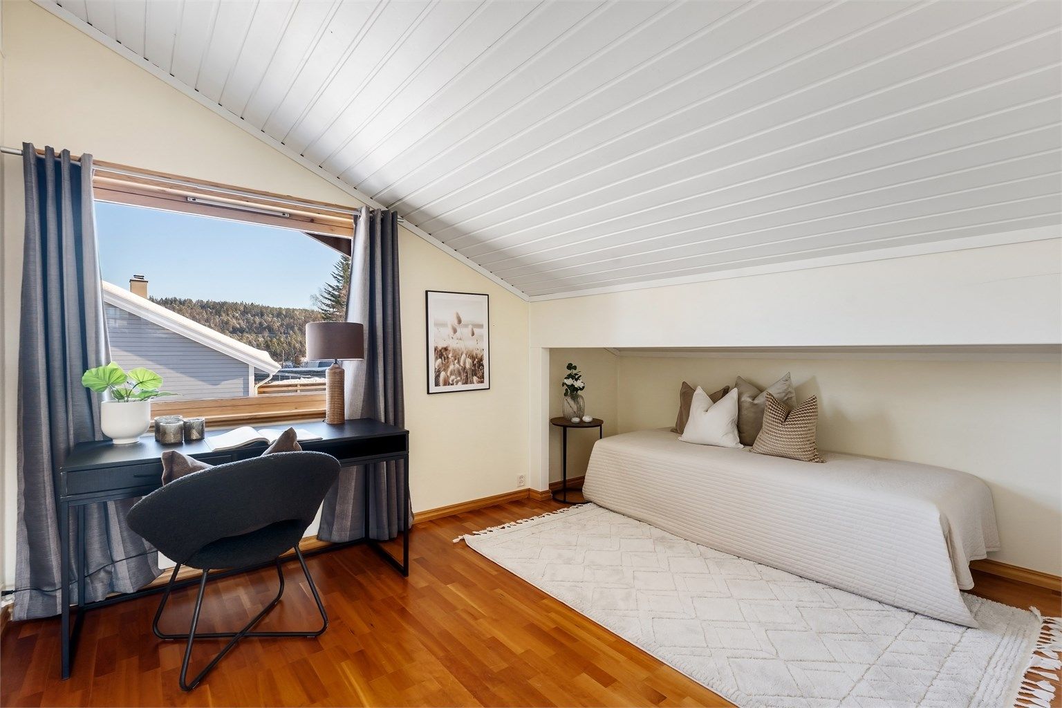 Det andre soverommet i etasjen, ideelt som barnerom eller kontor.