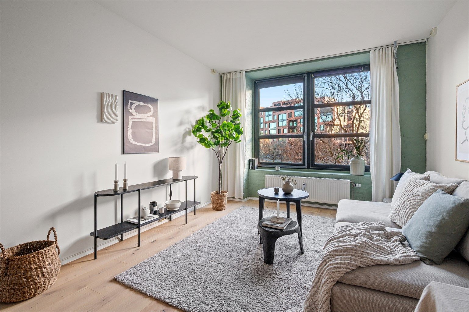 Stuen har store dobbeltvinduer med dyp karm og sitteplass, og herlig utsyn.