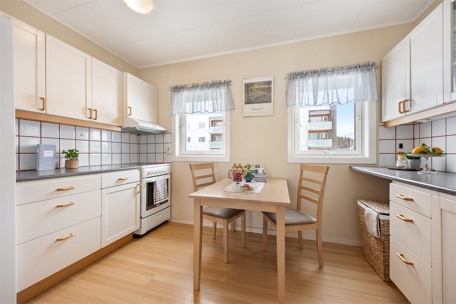 Kjøkken med innredning med slette fronter.