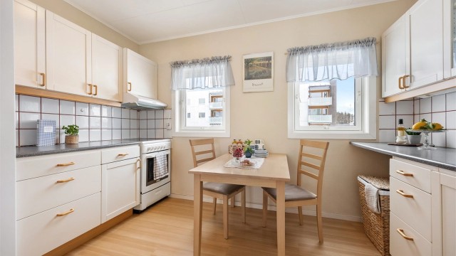 Kjøkken med innredning med slette fronter.