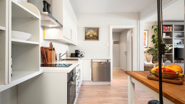 Kjøkkenventilator med kullfilter og komfyrvakt er installert.