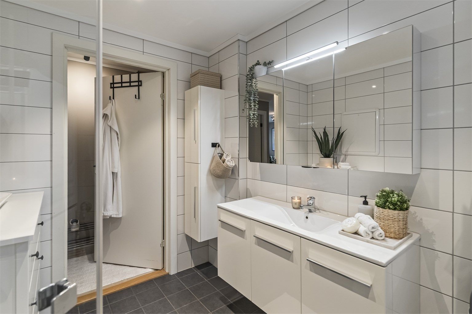 Badet har god plass i skaper og skuffer