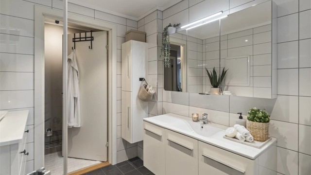 Badet har god plass i skaper og skuffer