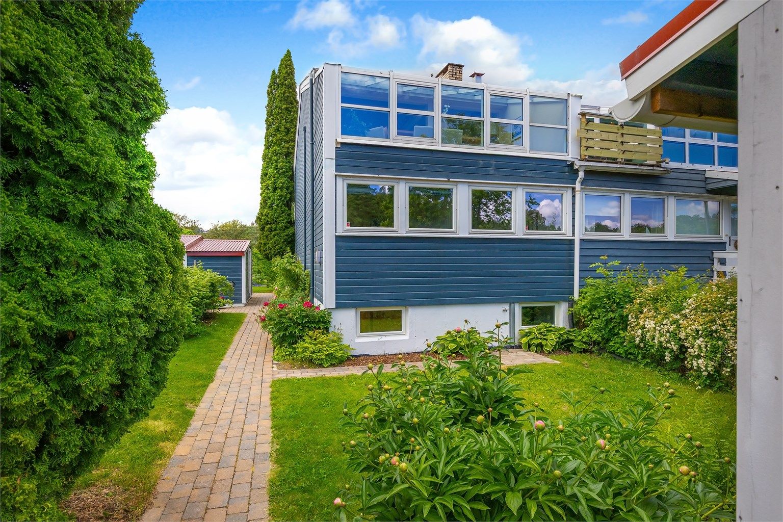 Attraktivt og innholdsrikt enderekkehus med flott beliggenhet på Blommenholm. Foto: Zovenfra AS