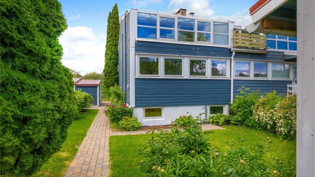 Attraktivt og innholdsrikt enderekkehus med flott beliggenhet på Blommenholm. Foto: Zovenfra AS