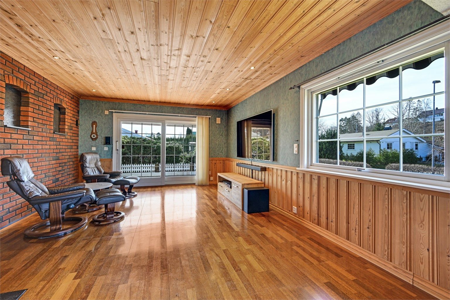 Fra stuen er det direkte utgang til en sørvendt, steinbelagt terrasse på ca. 30 m².