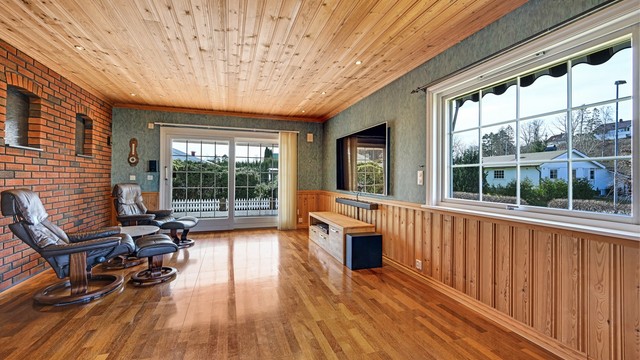 Fra stuen er det direkte utgang til en sørvendt, steinbelagt terrasse på ca. 30 m².