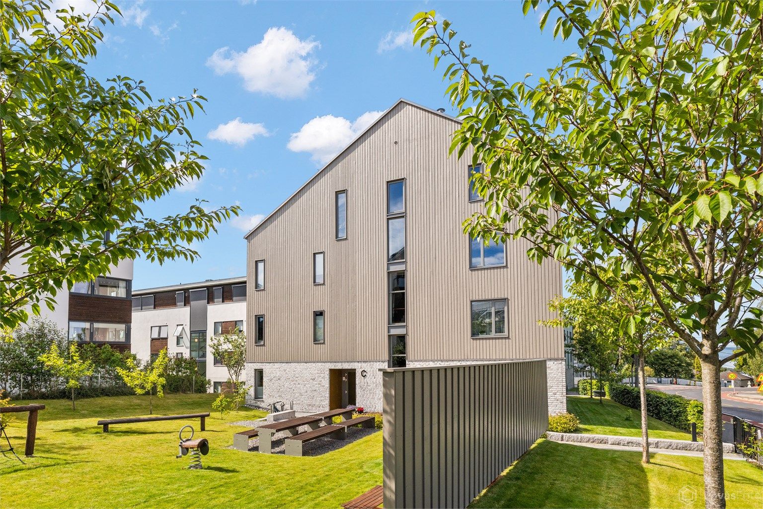 Fellesarealene er pent opparbeidet med plenarealer, beplantning og sittegrupper. 