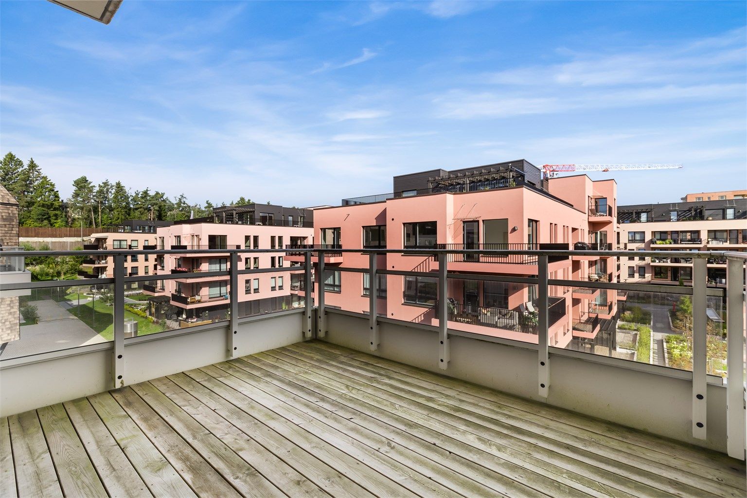 Leiligheten ligger høyt og fritt i byggets 4. etasje og har en romslig balkong på 10 m² – et herlig uterom som vil bli satt stor pris på i sommerhalvåret.