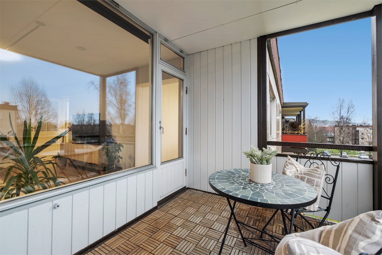 Fra stuen har man direkte utgang til en overbygd veranda på 7 kvm med god plass til ønsket utemøblement samt gode sol- og utsiktsforhold. 