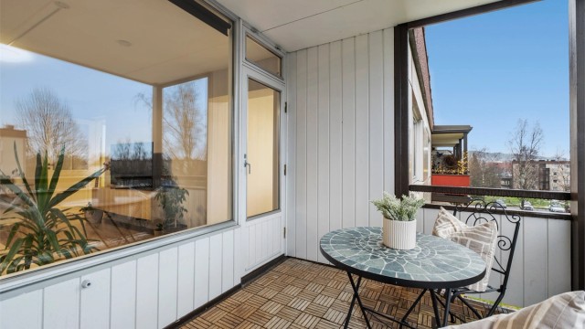 Fra stuen har man direkte utgang til en overbygd veranda på 7 kvm med god plass til ønsket utemøblement samt gode sol- og utsiktsforhold.