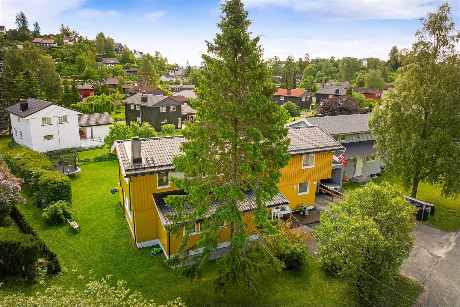 Fra eiendommen er det kort vei til Billingstad barneskole, som ligger en spasertur på rundt åtte minutter unna.