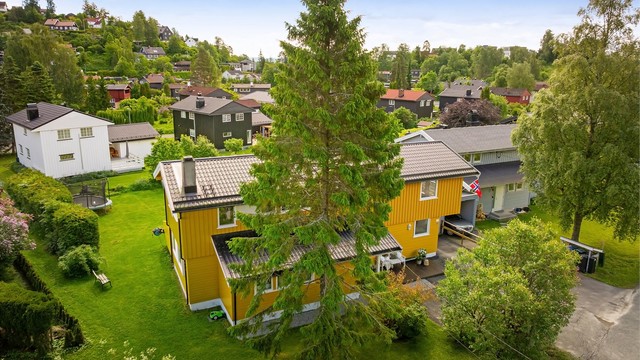 Fra eiendommen er det kort vei til Billingstad barneskole, som ligger en spasertur på rundt åtte minutter unna.