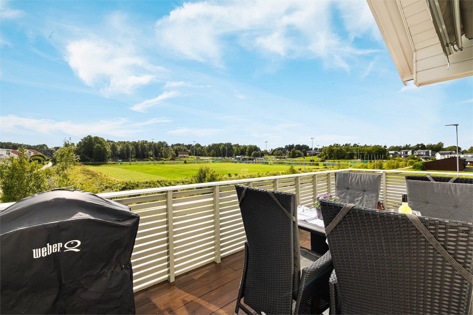 Balkongen er solfylt dagen gjennom. Her kan du i tillegg glede deg over flott utsyn til grønne omgivelser i nabolaget.