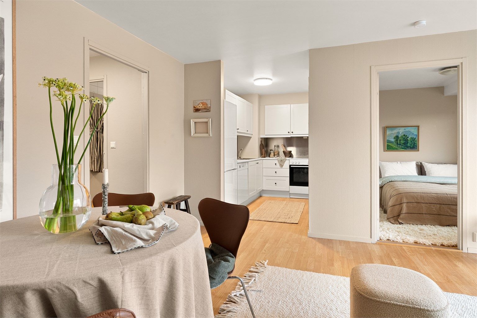 Kjøkkenet er holdt i en praktisk, delvis åpen løsning mot stuen der du får en fin sone for matlagingen. 