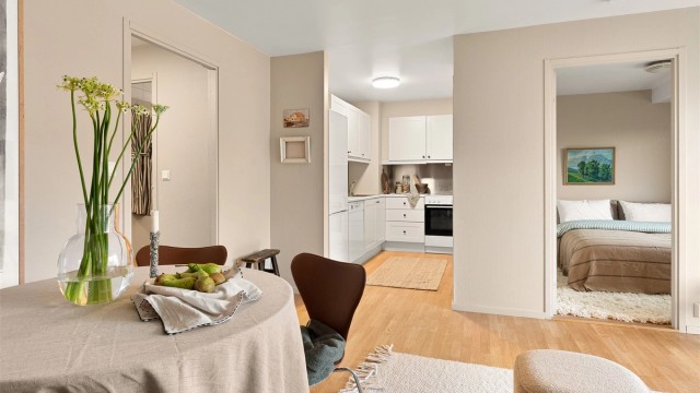 Kjøkkenet er holdt i en praktisk, delvis åpen løsning mot stuen der du får en fin sone for matlagingen.