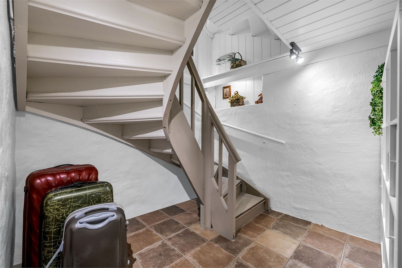 Adkomst til kjelleren skjer via innvendig trapp fra 1. etasje, og via vindfanget som har direkte inngang fra utsiden. 
