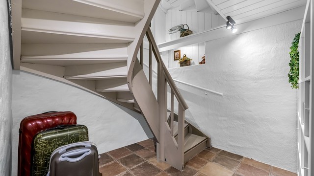 Adkomst til kjelleren skjer via innvendig trapp fra 1. etasje, og via vindfanget som har direkte inngang fra utsiden.