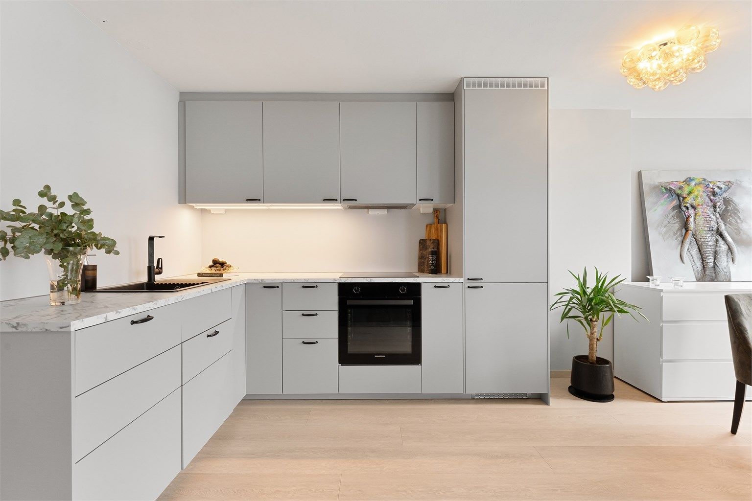 Helt ny kjøkkeninnredning fra 2024 med integrert stekeovn, platetopp, oppvaskmaskin og kjøleskap med fryser.