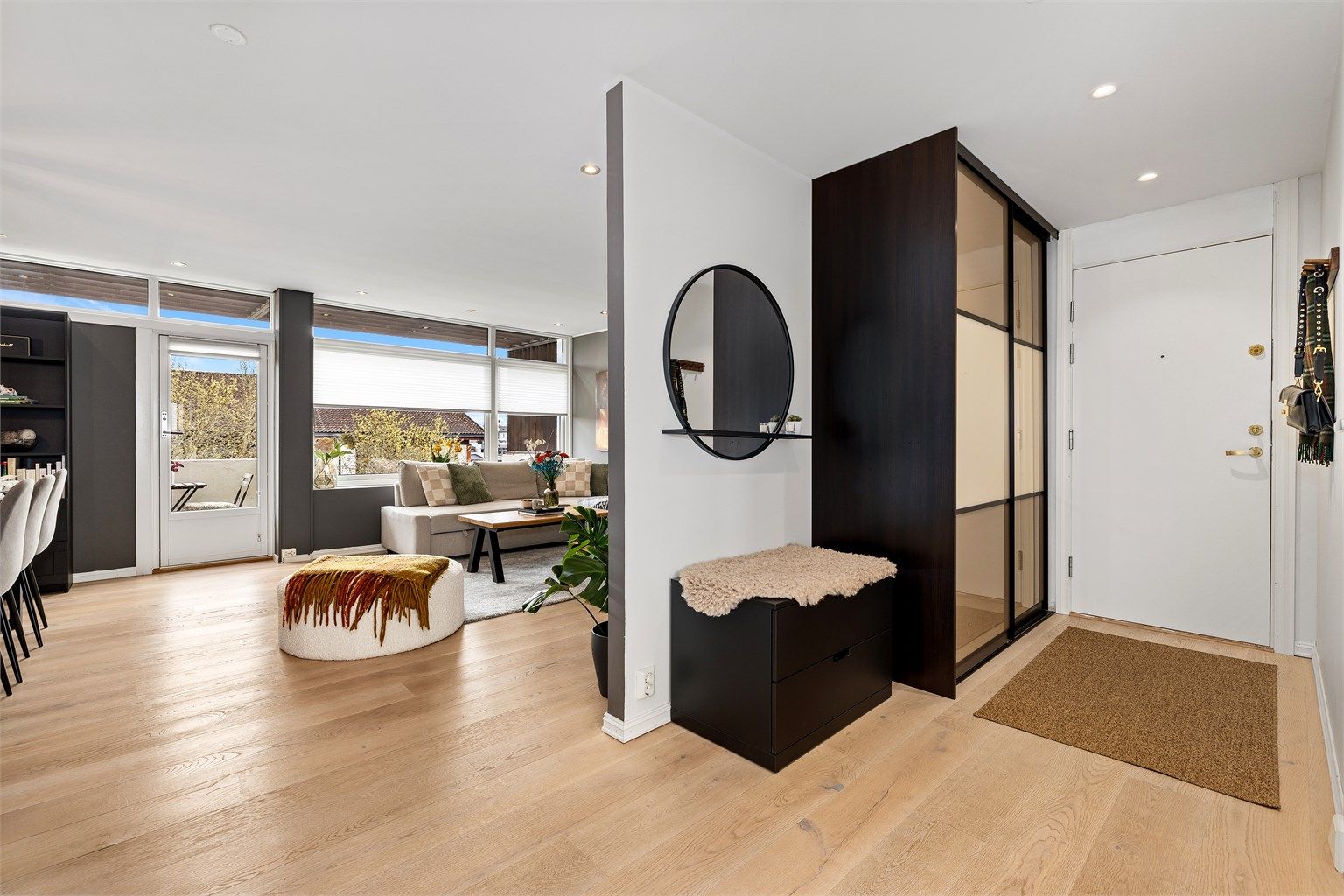 Entréen åpner opp mot stuen og gir et luftig førsteinntrykk.