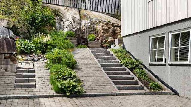 Tomten er opparbeidet med forstøtningsmurer i betong og naturstein.