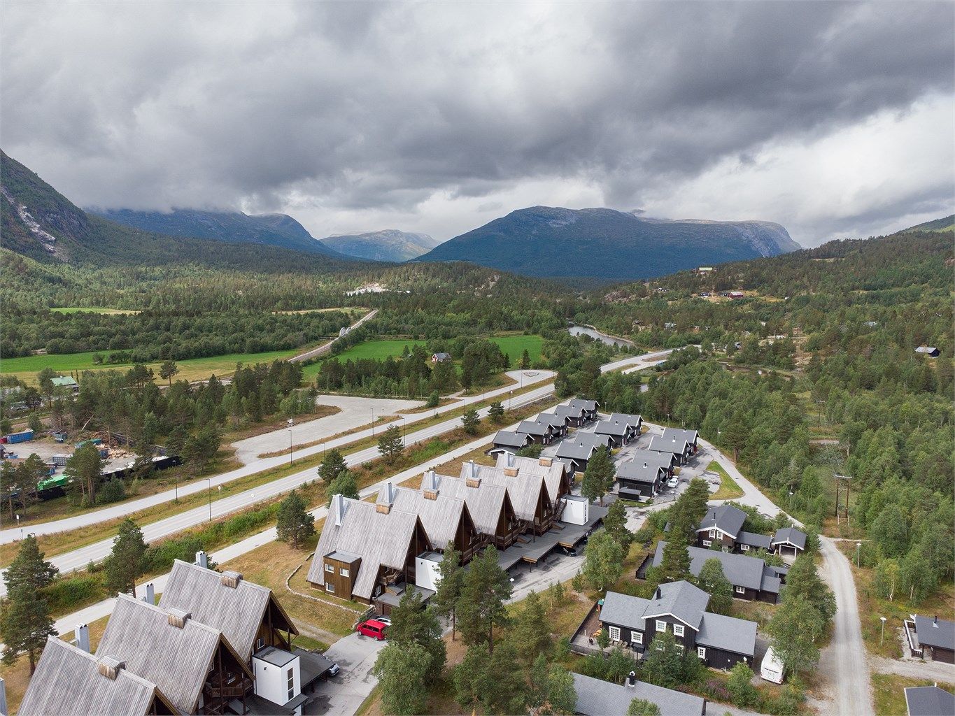 Bjorli er omgitt av storslått natur med gode muligheter for jakt, fiske og fjellturer.