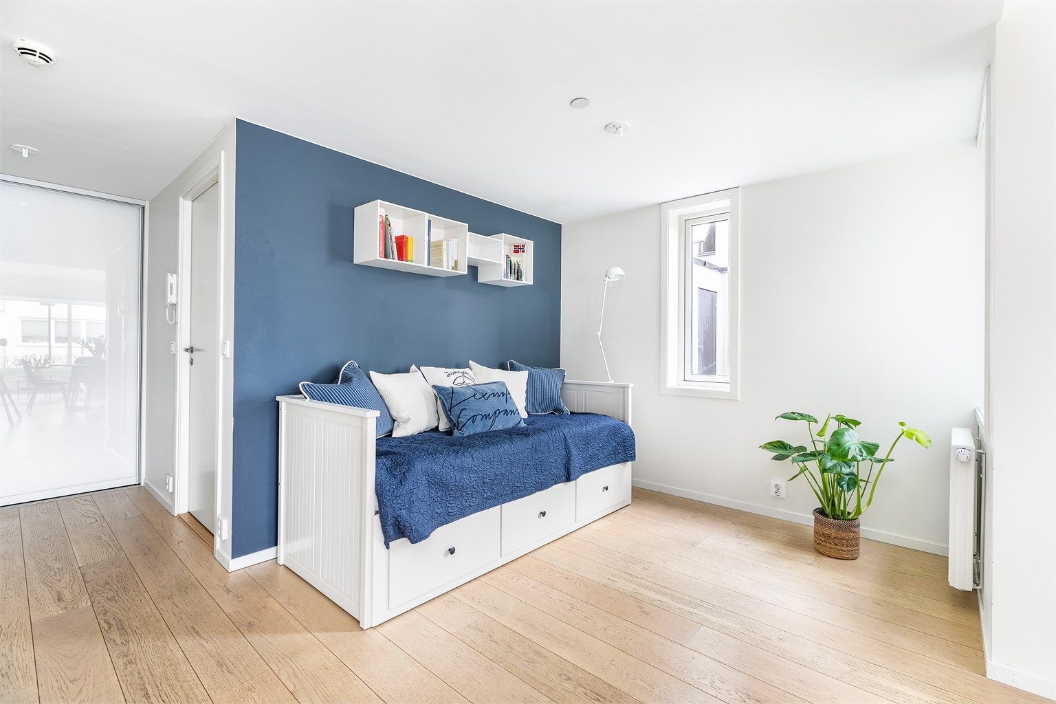 Et ekstra soverom kan skilles ut fra dette arealet innerst i stuen.