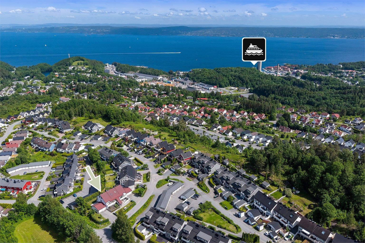Meget god beliggenhet på feltet, hvor det er kort vei til fjorden, marka, lysløype, med mer