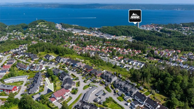 Meget god beliggenhet på feltet, hvor det er kort vei til fjorden, marka, lysløype, med mer