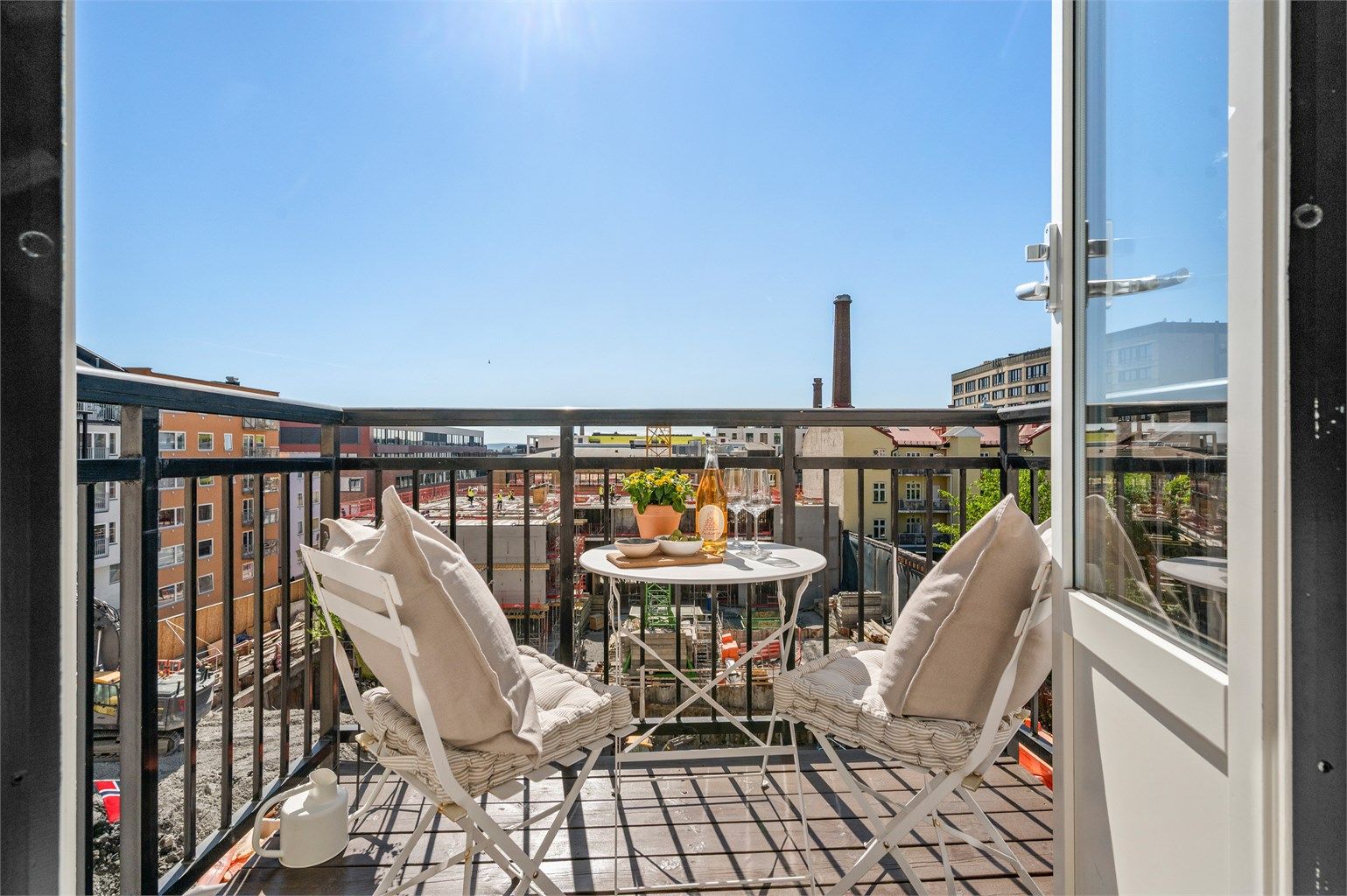 Tom Martinsen v/ Krogsveen har gleden av å presentere denne nydelige 2-roms leiligheten på populære Grünerløkka!