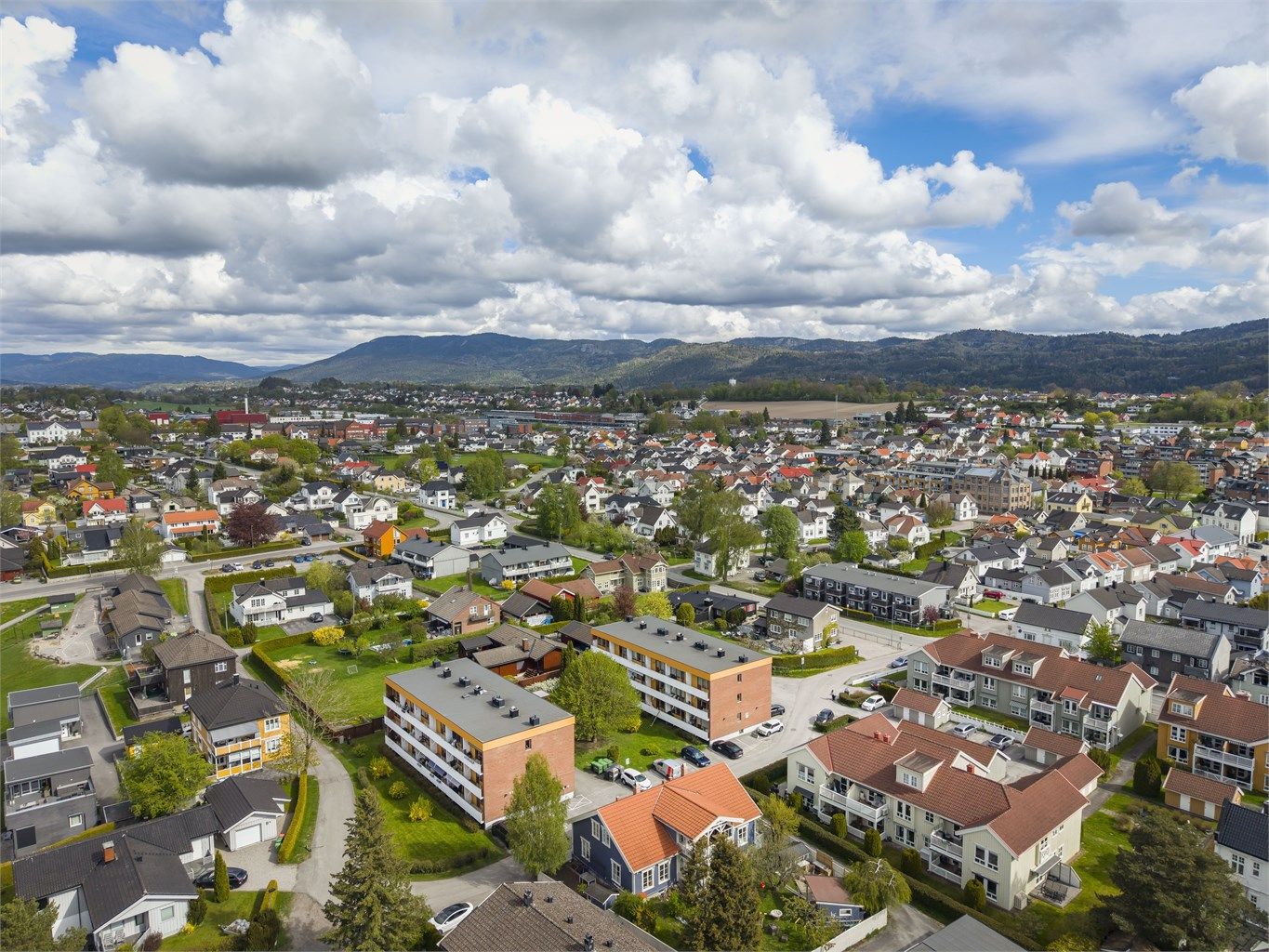 Leiligheten ligger fint til med kort gangavstand til turområder, Lietorvet, sentrum, bussforbindelse og mer