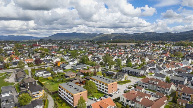 Leiligheten ligger fint til med kort gangavstand til turområder, Lietorvet, sentrum, bussforbindelse og mer